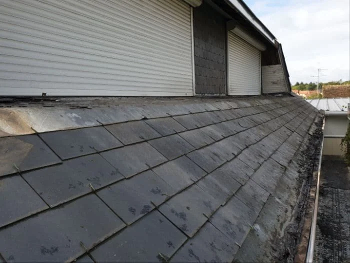 Toiture en ardoise avant rénovation à Gouvieux