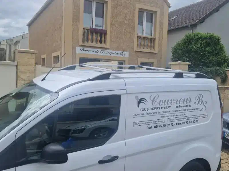 Camionnette BS Couvreur intervenant à Apremont