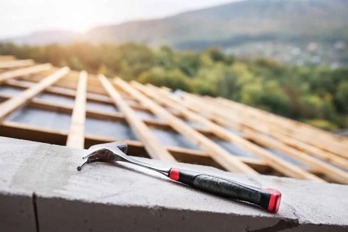 Gros plan d'une toiture rénovée à Gouvieux