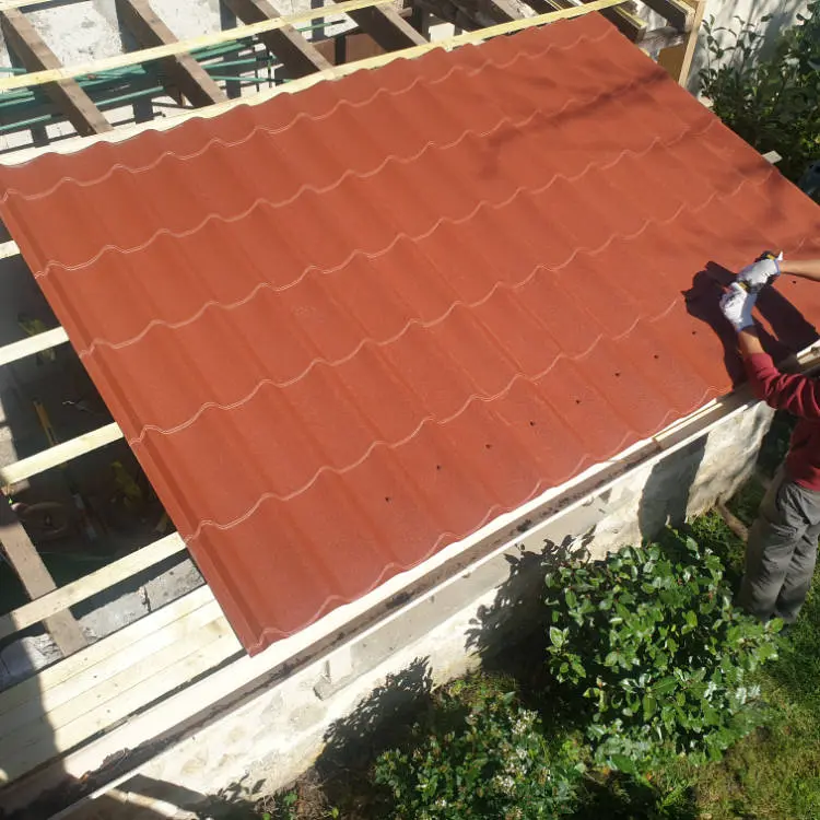 Travaux de rénovation sur une toiture résidentielle