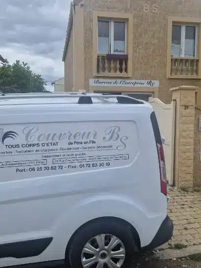 Véhicule BS Couvreur sur un chantier à Vineuil-Saint-Firmin