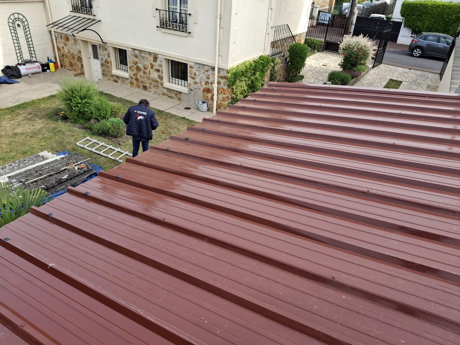 Steve BOGLIONI sur le chantier de pose du bac acier à Chantilly