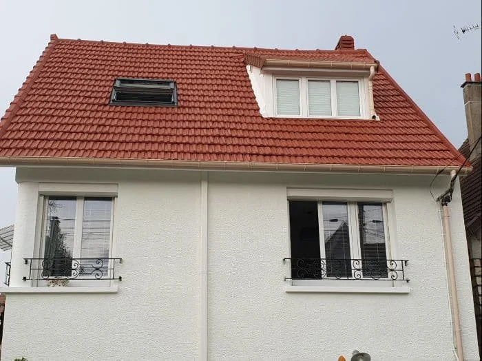 Steve BOGLIONI devant un chantier de couverture terminé