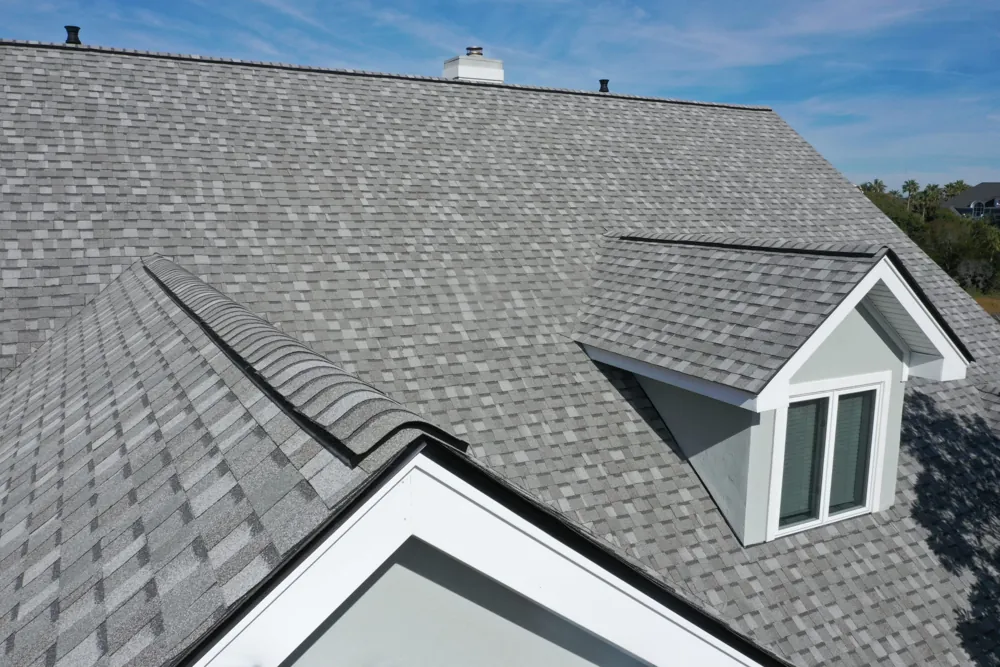 Gros plan de bardeaux bitumés et de leurs granulés minéraux sur une toiture shingle dans l'Oise