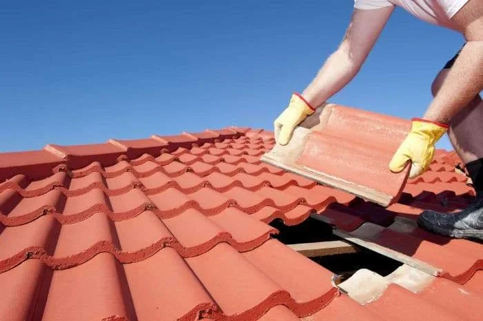 Gros plan d'une toiture en tuiles refaite à neuf