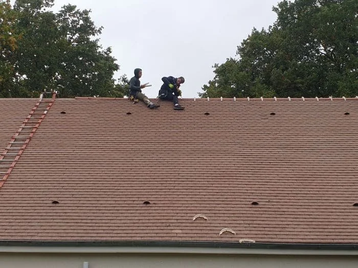 Intervention sur un faîtage de toiture