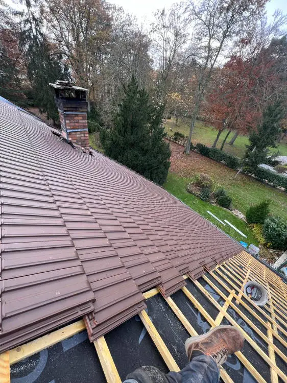 Avancement d'un chantier de rénovation de toiture