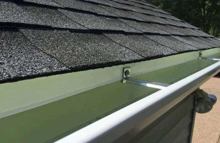 Installation d'une gouttière par BS Couvreur