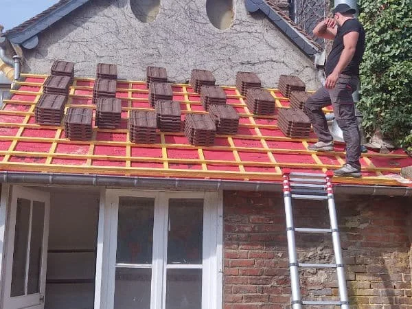 Pose tuiles toiture — BS Couvreur près de Frocourt