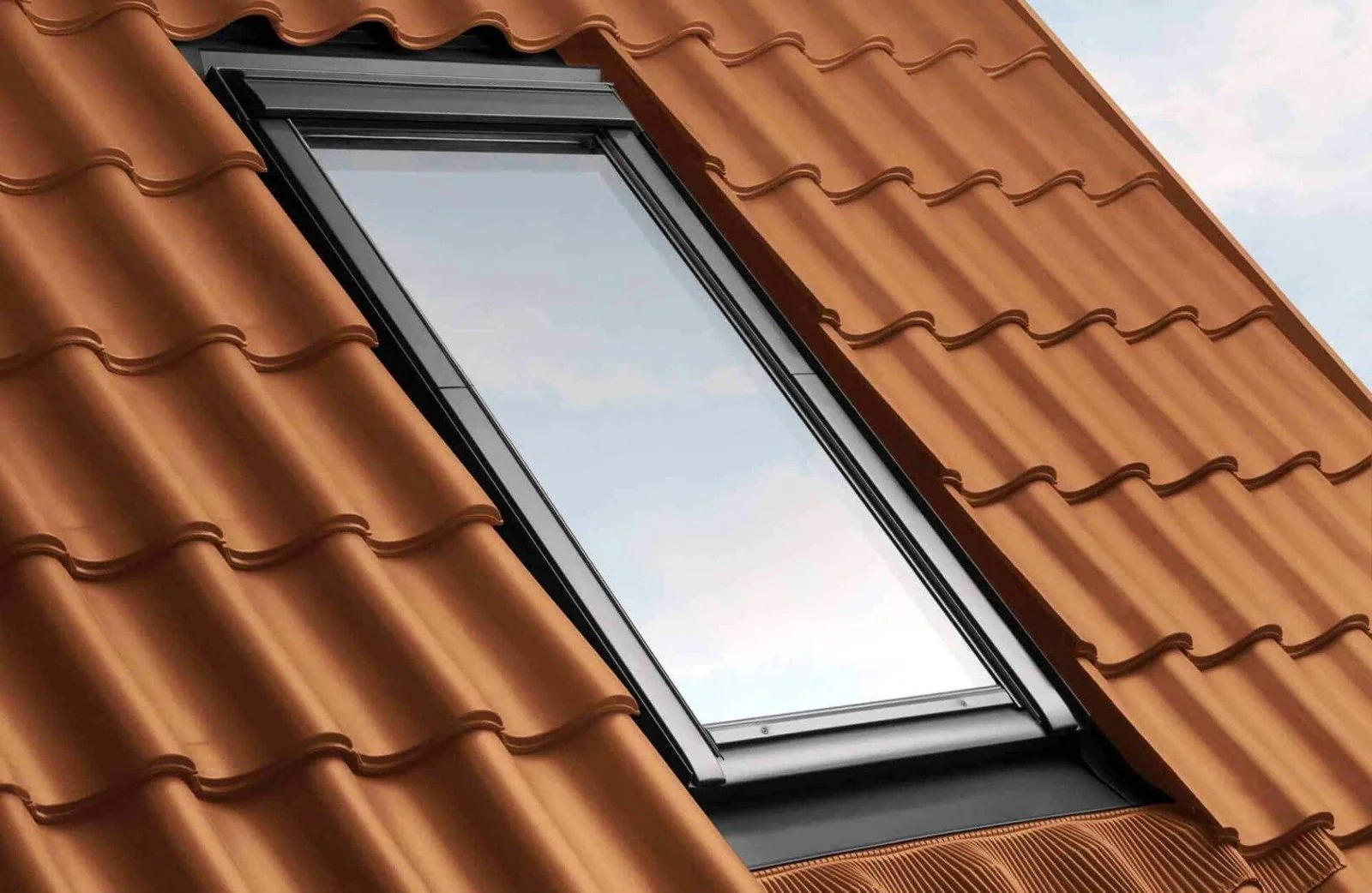 Pose d'une fenêtre de toit Velux par BS Couvreur