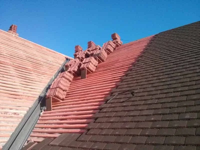 Rénovation tuiles rouges — BS Couvreur près de Bury