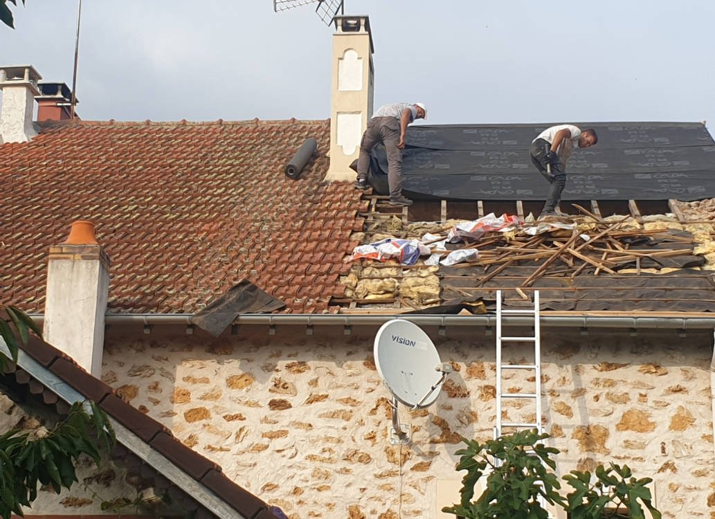 Vue sur une toiture en cours de rénovation dans l'Oise pour tous vos travaux de couverture avec BS Couvreur